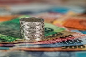 Le conseguenze per il responsabile della spesa che dichiari l’assenza di debiti fuori bilancio rilevatasi non veritiera